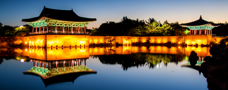 Im Mondschein strahlt die Pagode am Anapji Teich eine mystische Aura aus. Anapji Teich, Gyeongju