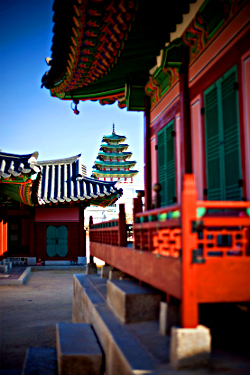 Farbenprächtige Palastarchitektur im Herzen von Seoul. Gyeongbokgung Palast in Seoul
