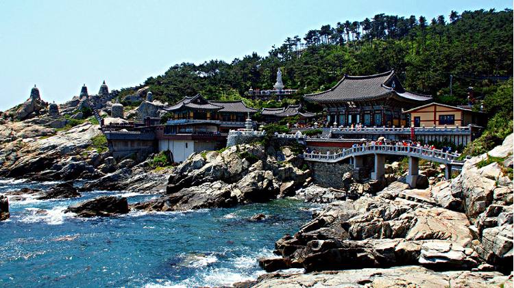 Nahe Busan, der wichtigsten Hafenstadt Südkoreas, findet man den beeindruckenden Küstentempel Haedong Yonggungsa. Der Küstentempel Haedong Yonggungsa nahe Busan.