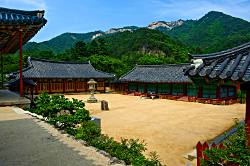 Zahlreiche Wander- und Pilgerpfade im Seoraksan Nationalpark führen zu teils versteckten Tempelanlagen und großartigen Panorama-Spots Tempel im Seoraksan Nationalpark, Südkorea