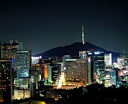Auch in der Nacht pulsiert das Leben in Südkoreas Hauptstadt Seoul. Seoul bei Nacht, Südkorea