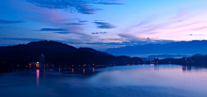 Romantische Stimmung und atemberaubende Landschaft am Sonne-Mond-See Der Sonne-Mond-See in Taiwan
