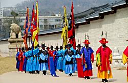 In bunten Trachten findet auch heute noch die Wachablösung am Gyeongbokgung statt. Wachablösungszeremonie in Südkorea