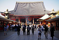 Im traditionellen Stadtviertel Asakusa befindet sich die Tempelanlage des berühmten Sensoji und seiner Donnertor-Laterne. Sensoji Tempel in Asakusa, Taitou, Japan