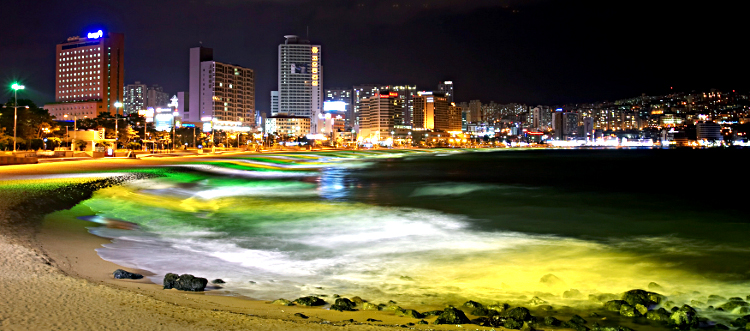 In der Nacht sorgen die Lichter der Etablissements von Haeunde für eine besondere Atmosphäre. Busan bei Nacht, Südkorea
