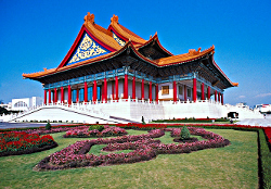 Die Gedächtnishalle wurde errichtet zum Gedenken für den langjährigen Präsidenten und obersten Militärsbefehlshaber Taiwans Chiang Kai Shek. Nationale Chiang-Kai-shek-Gedächtnishalle im Zentrum Taipehs