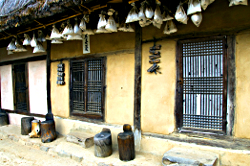 Im Hahoe-Dorf werden auch heute noch alte koreanische Traditionen und Bräuche erhalten. traditionelles Haus im Hahoe-Dorf