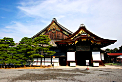 Die weitläufige Anlage der Nijo-Burg ist gefüllt mit Gärten, Teehäusern, Lagern und zwei Burgen. Die Nijo-Burg in Kyoto