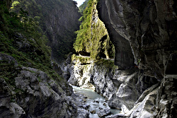 Der Taroko Nationalpark ist vor allem durch seine Schluchten und die steilen Felswände berühmt. Tunnel der neun Wendungen, Taroko-Nationalpark