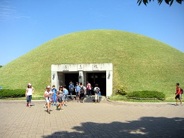 Eingang zum Cheonmachong-Grab im Daereungwon Grabhügel Park Cheonmachong-Grab