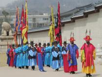 Koreaner in trad. Gewändern